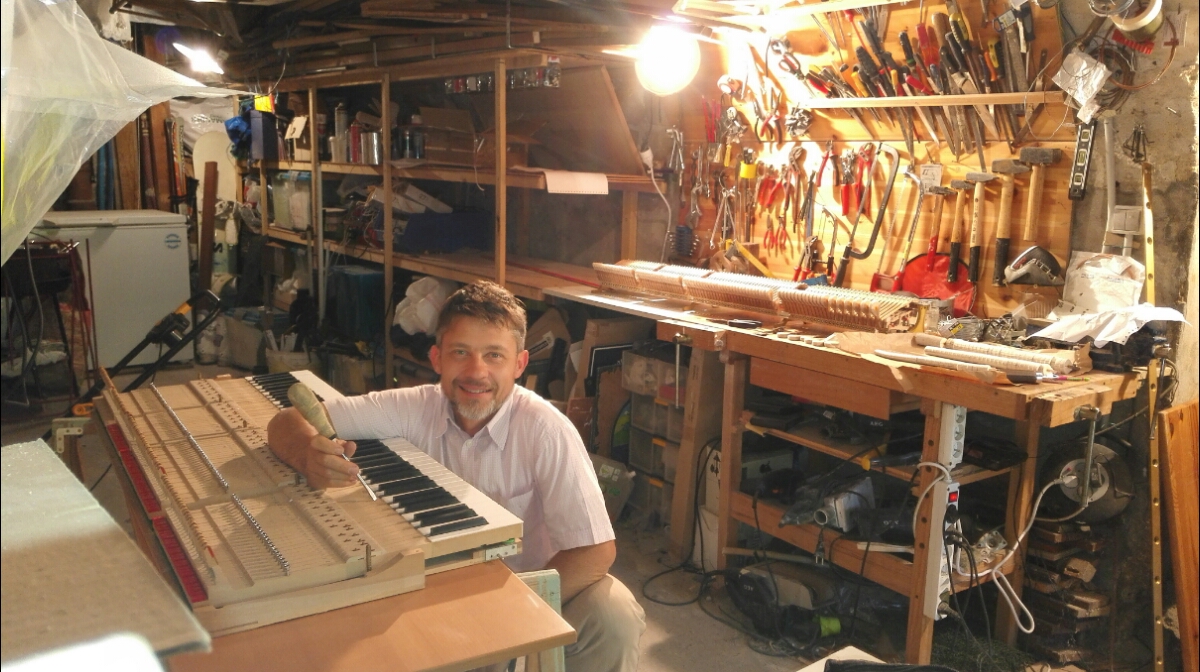 gabriel bonnand accordeur de piano dans son atelier